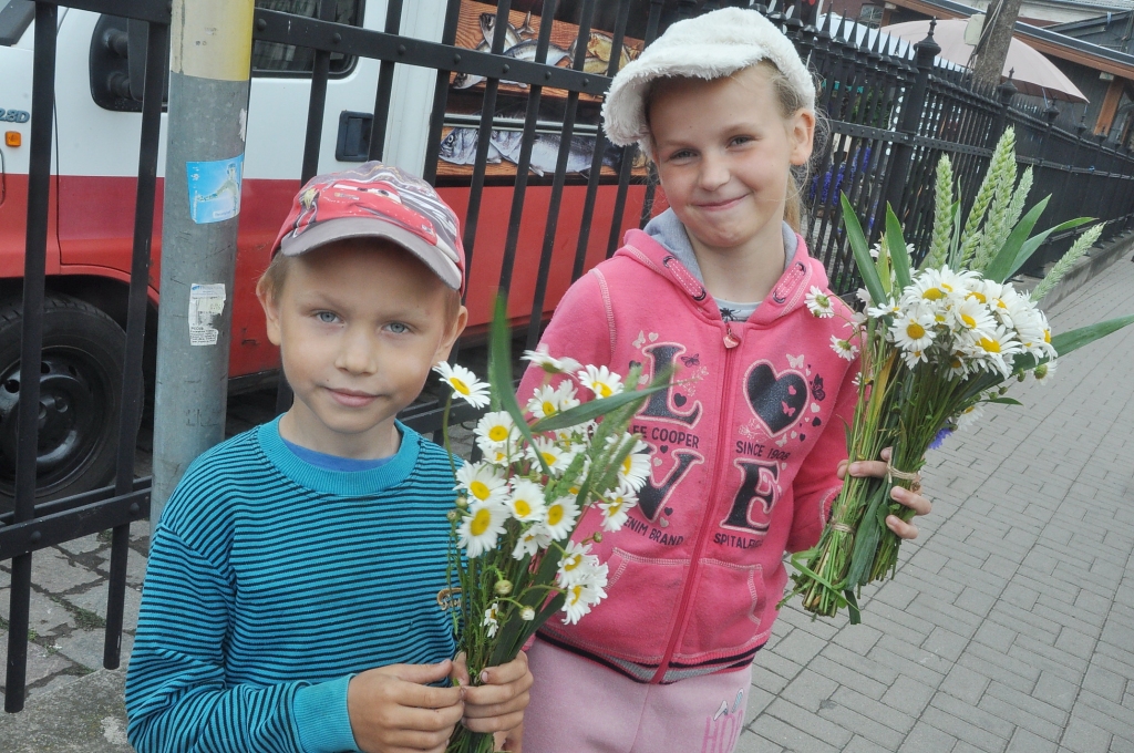 FOTO: Liepājas Pētertirgū iepērkas svētkiem