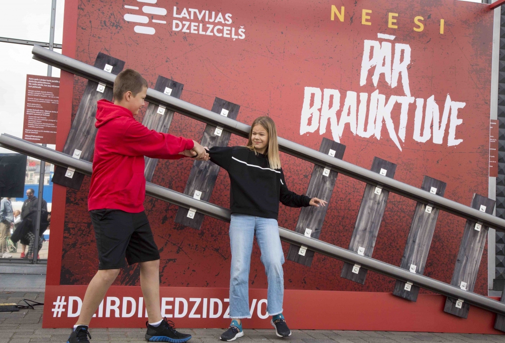 “Neesi pārbrauktuve!”