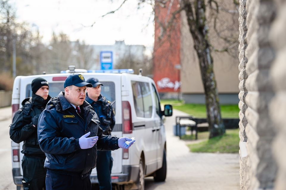 Policija pastiprinājusi Covid-19 dēļ pašizolācijā esošo personu kontroli