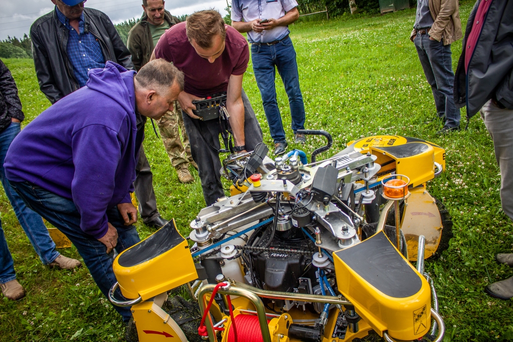 FOTO: Vaiņodes novada atpūtas vietā "Volzbahs" zālāju tagad pļauj robots