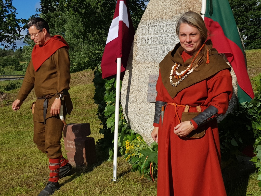 FOTO: Durbes pilskalnā piemin slaveno Durbes kauju