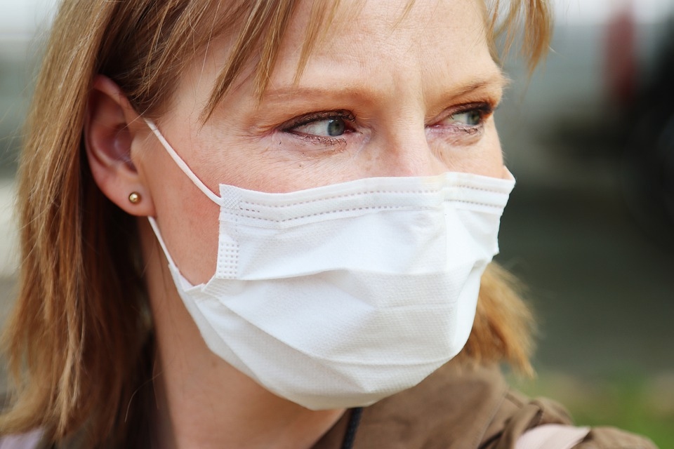 Sejas aizsargmasku valkāšana iekštelpās Latvijā varētu kļūt par obligātu prasību