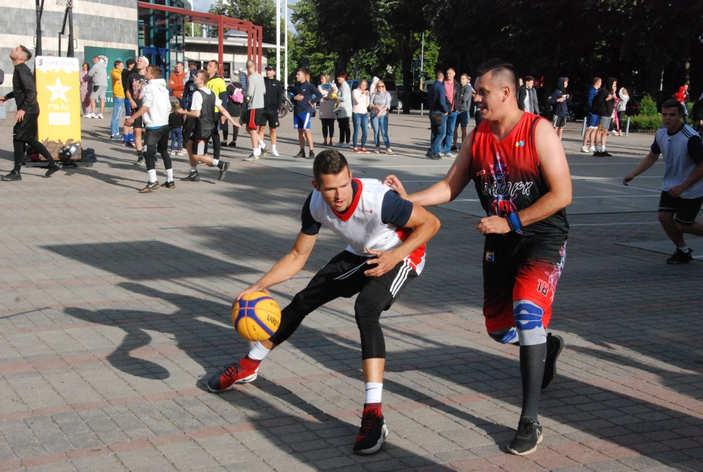 "Bruģa bumba" turpināsies ar cīņām pie tirdzniecības nama "Kurzeme"