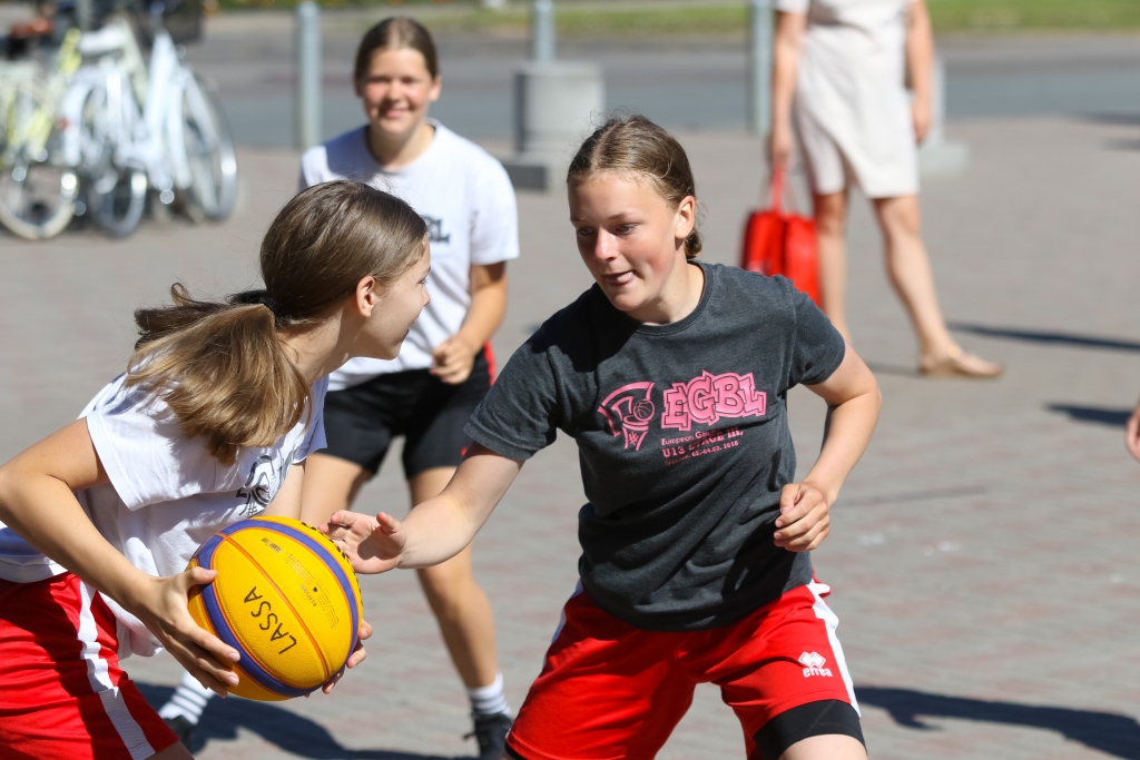 FOTO: "Bruģa bumbas" otrais posms pārsteidz ar pēdējo gadu iespaidīgāko dalībnieku skaitu