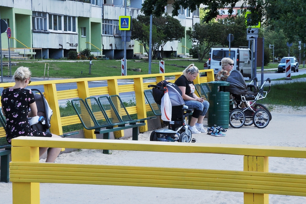 FOTO: Liepājas rotaļu laukumos atkal kūsā dzīvība