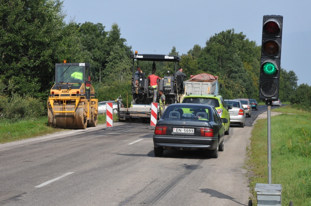 Uz autoceļa Priekule–Vaiņode visā garumā atjaunos segumu