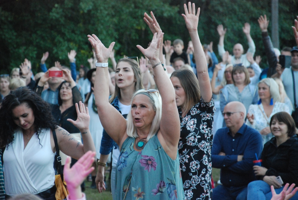 FOTO: "Dzelzs Vilks" sajūsmā par publiku Medzes pagasta svētkos