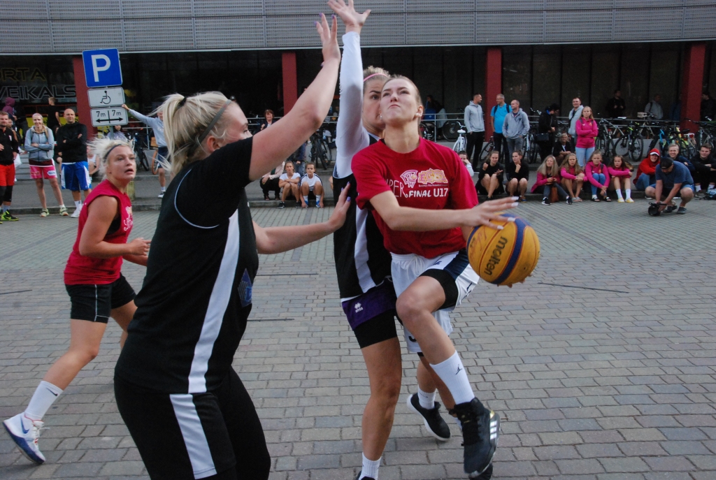 "LOC" posmā tiek noskaidroti pirmie "Bruģa bumbas" finālisti