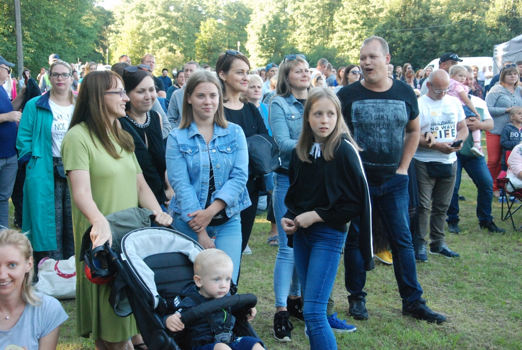No šodienas atkarībā no iekštelpu platības varēs pulcēties līdz 250 vai līdz 500 cilvēkiem, bet ārā - līdz 3000 cilvēkiem
