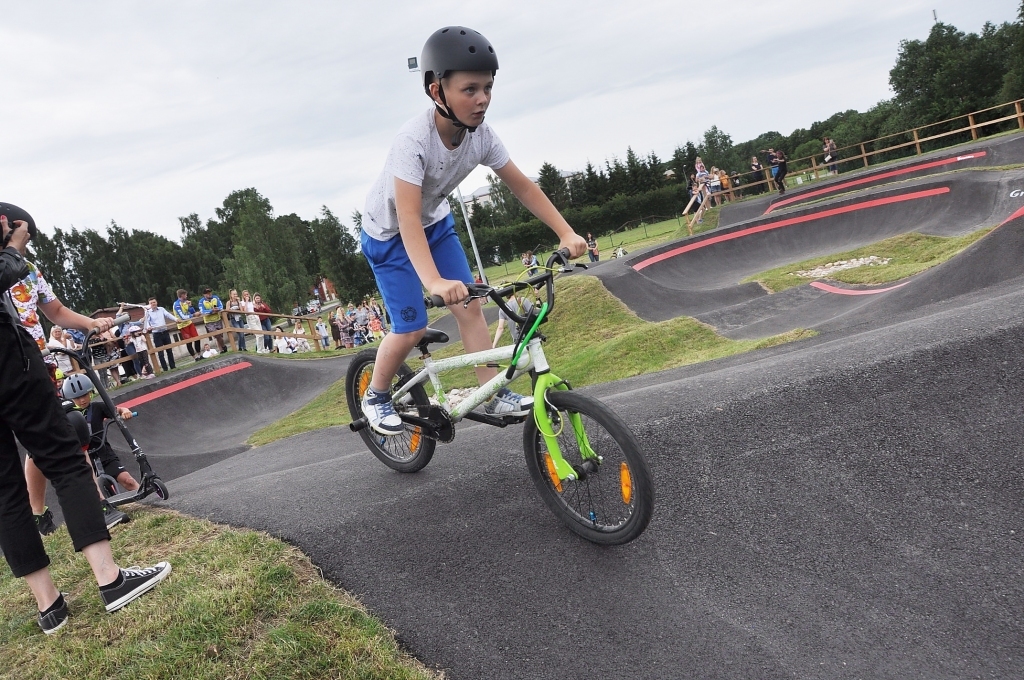 Vāc parakstus par asfalta velotrases izvedi Karostā