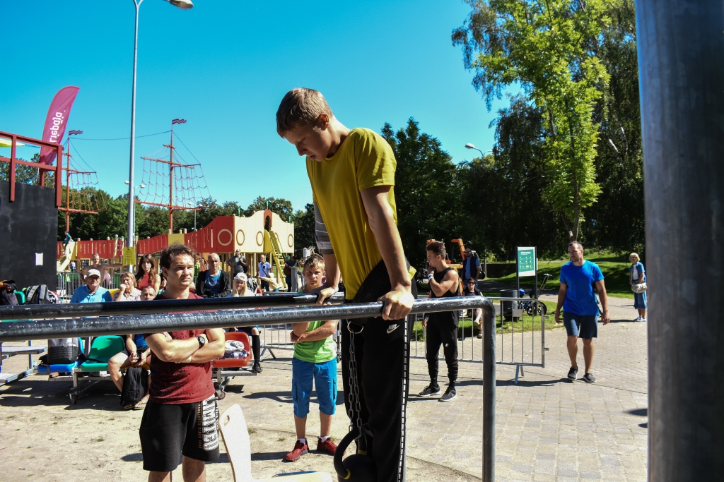 FOTO: Liepājā elpu aizraujoši priekšnesumi un pasaules līmeņa atlēti ielu vingrošanas sacensībās