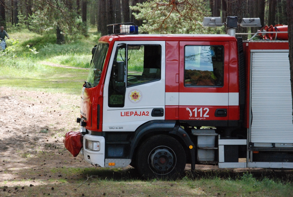 Liepājā deg vieglā automašīna un sausā zāle
