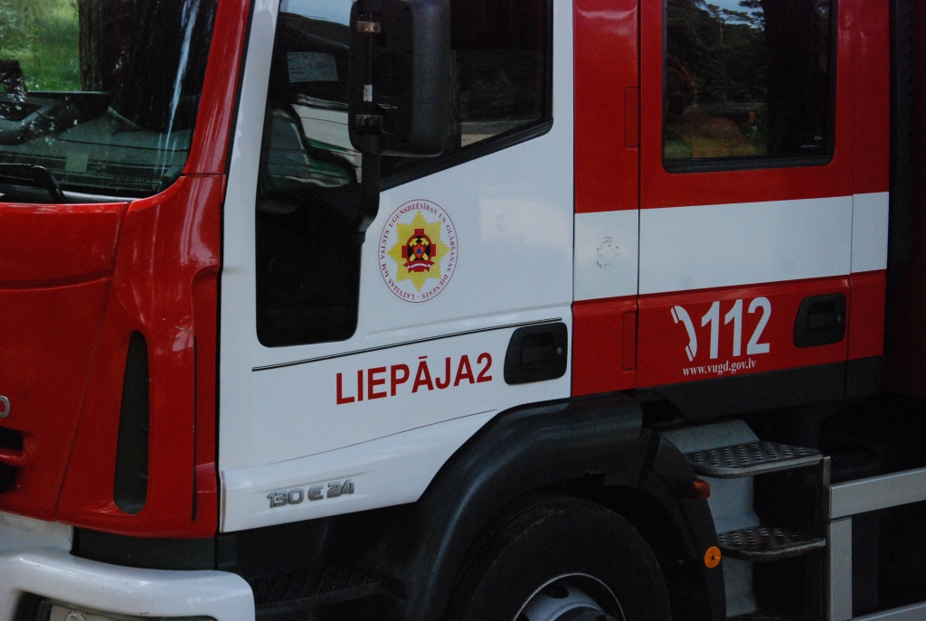 Liepājā dzīvojamā mājā aizdegas veļas mašīna; evakuējas desmit cilvēki