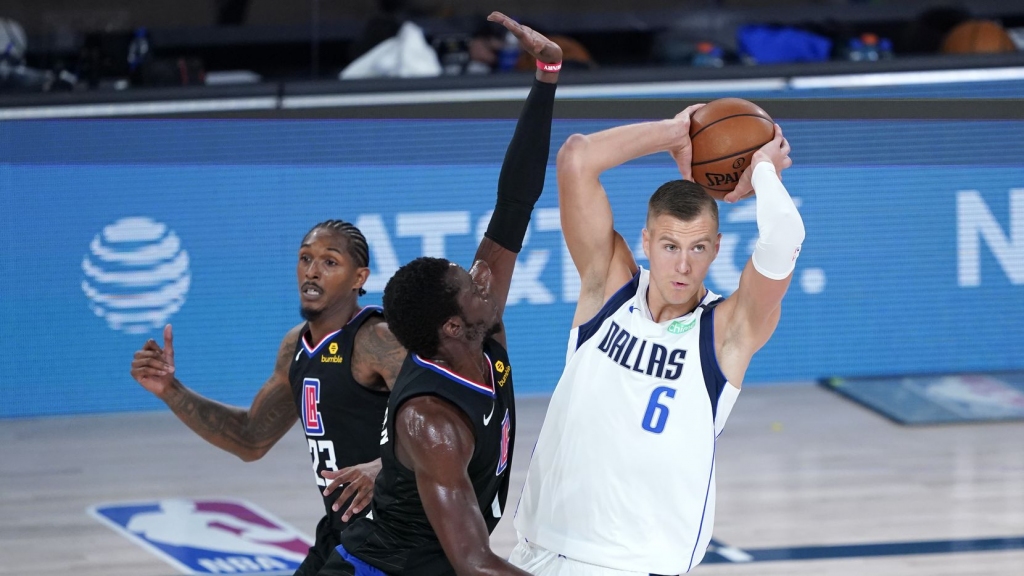 VIDEO: Porziņģim "double-double" "Mavericks" zaudējumā "Clippers"; Dončičam savainojums