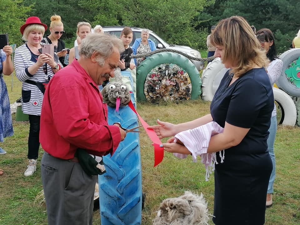 FOTO: Grobiņas pagasta "Purvičos" atklāj labirintu un baskāju taku