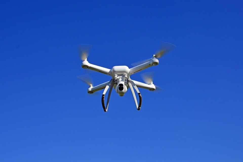 VUGD arvien biežāk saņem lūgumus nocelt kokos vai būvēs aizķērušos dronus
