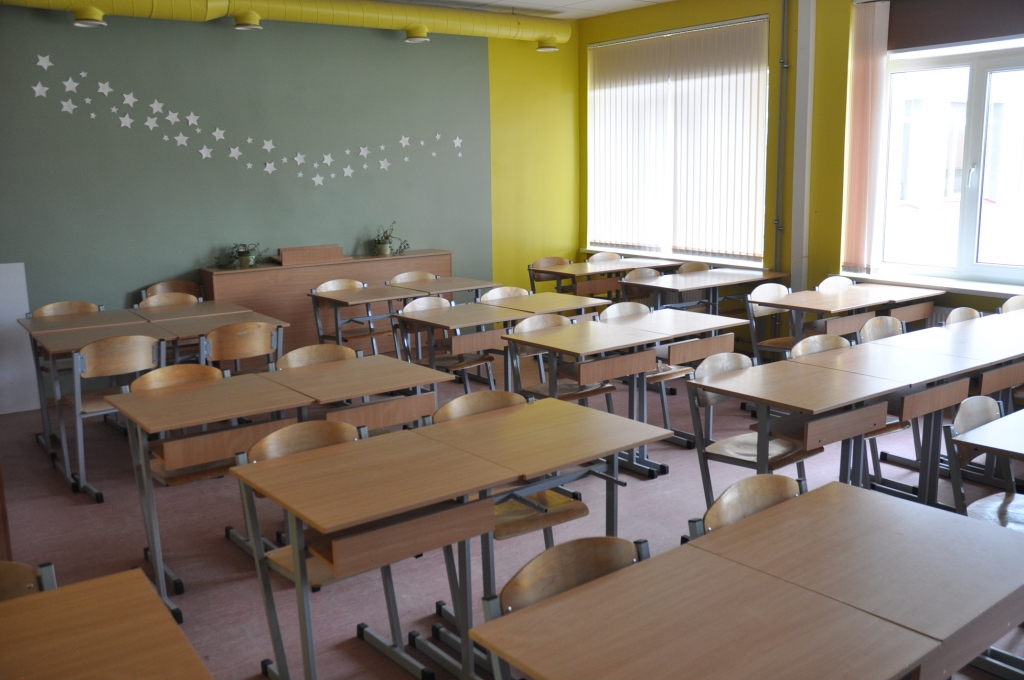 Pilnveidotais mācību saturs neparedz pirmo trīs klašu skolēnus vērtēt ar atzīmēm