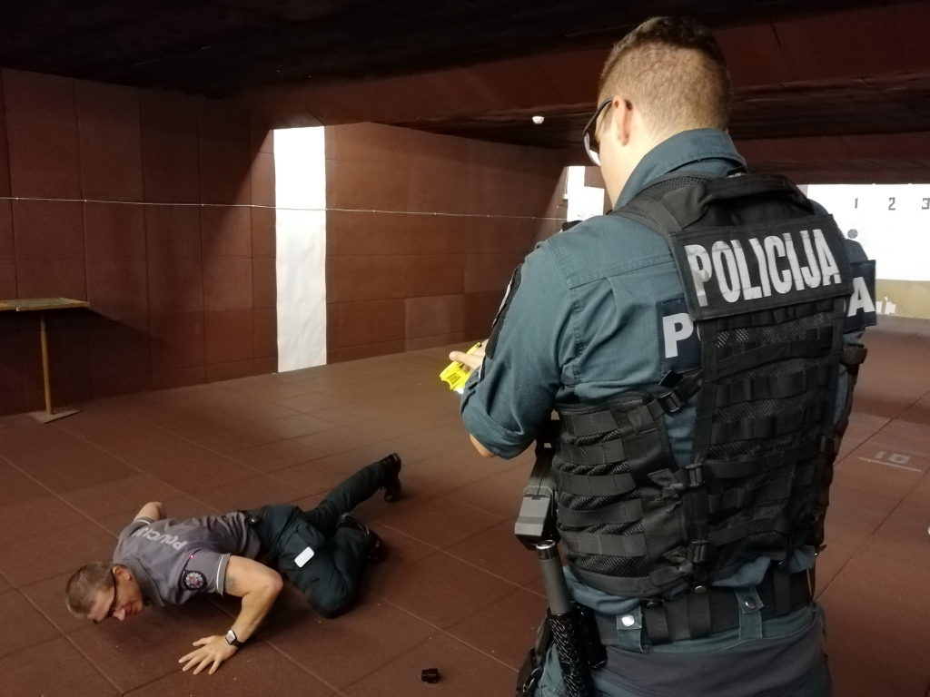 Valsts policijā Liepājā apgūst elektrošoka ieroču izmantošanu