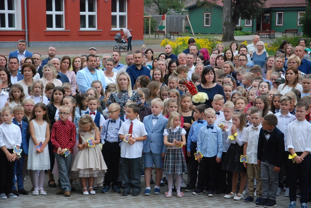 Jaunajā mācību gadā durvis ver 677 izglītības iestādes, skolas solos sēžoties 215 000 skolēnu