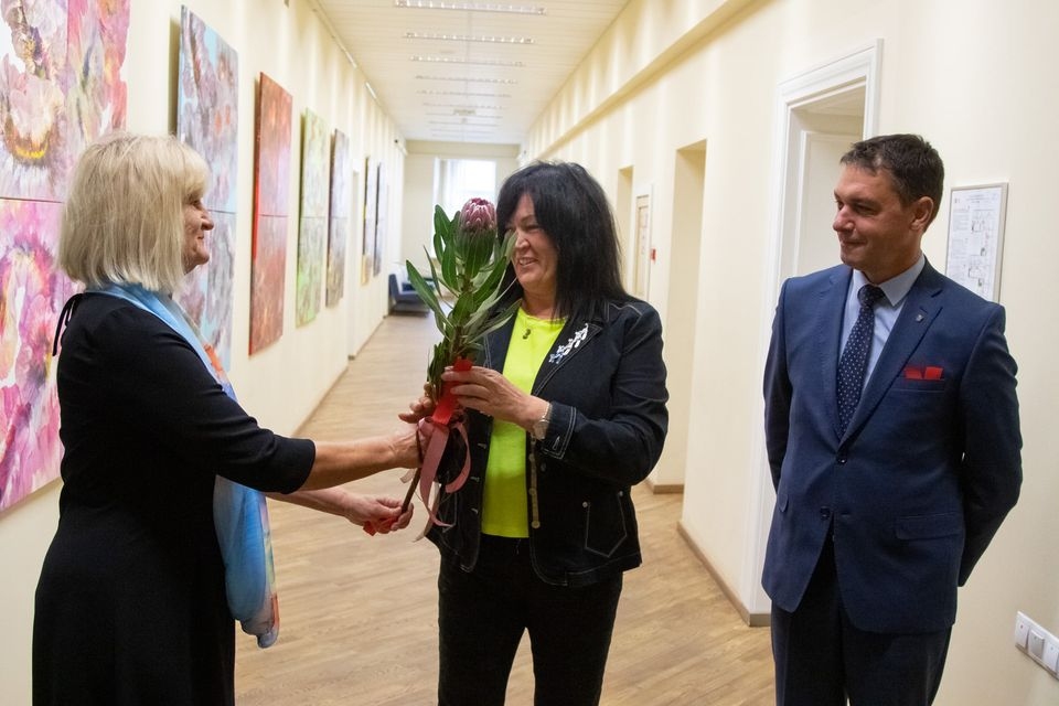 FOTO: Liepājas Universitātes gaiteni krāšņo Guntas Krastiņas gleznas