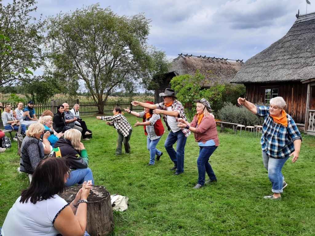 FOTO: Durbenieki izpelnās atzinību Latvijas novadu amatierteātru svētkos