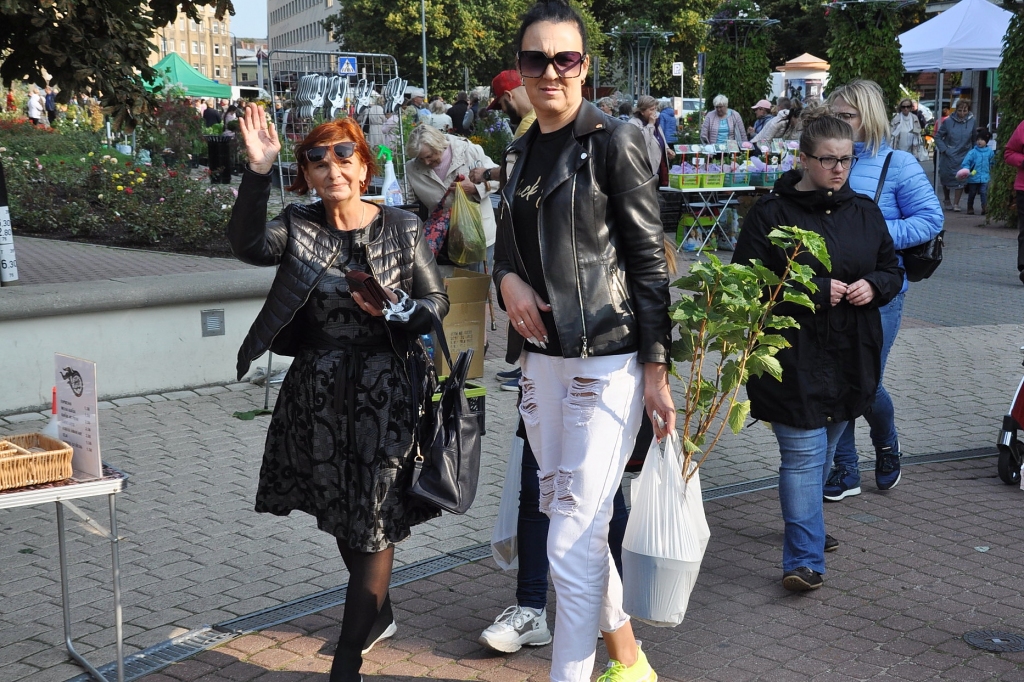 FOTO: Liepājā sarīko iespaidīgāko dārzkopju dižtirgu Kurzemē