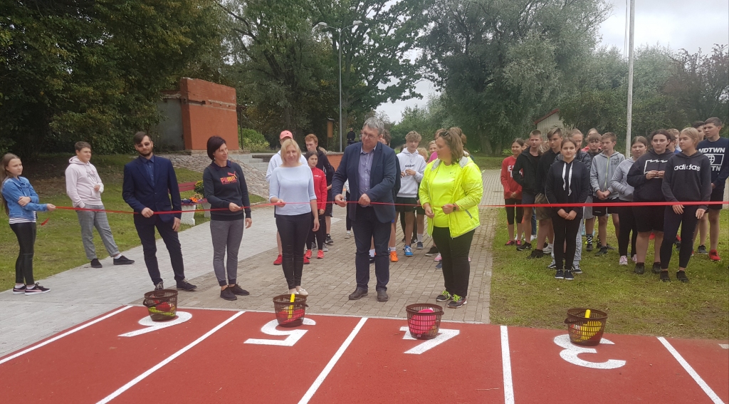 FOTO: Durbes stadionā atklāj atjaunotu skrejceļa posmu