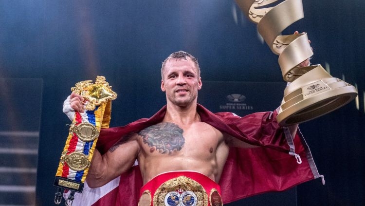 Briedis iegūst Muhameda Ali trofeju un divas pasaules čempiona jostas