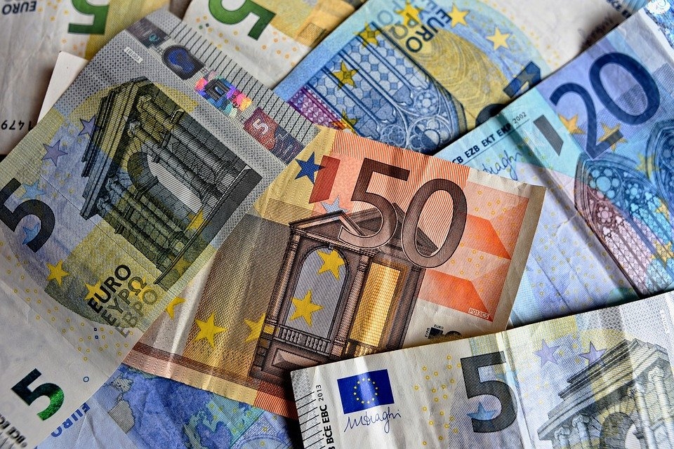 Minimālo ienākumu slieksni pārskatīs ne retāk kā reizi trijos gados