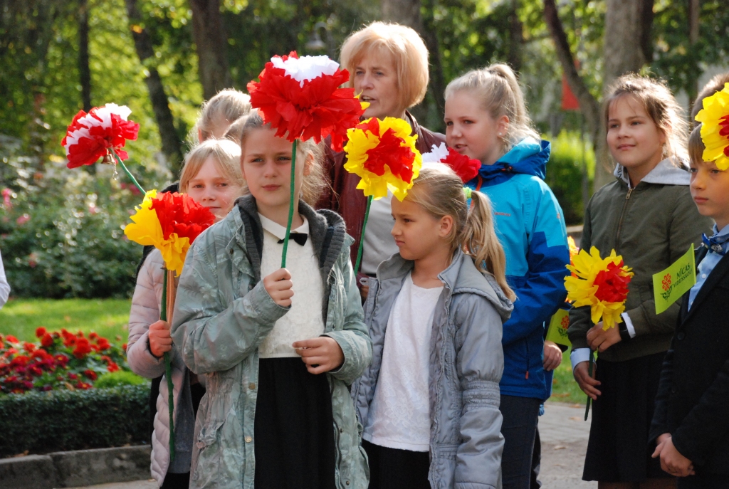 FOTO.VIDEO: Nīcas vidusskola ar orķestri, jubilejas gājienu un dāvanām svin skolas 85. dzimšanas dienu