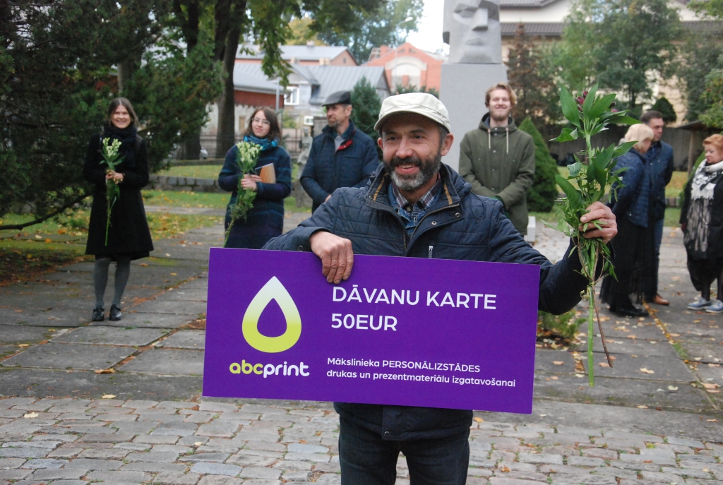 FOTO: Šogad neierastāk atklāj Liepājas vizuālās mākslas izstādi "Tuvplāni"