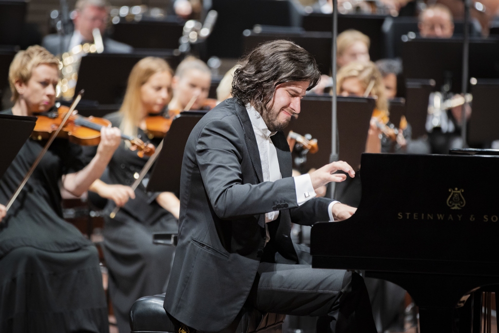 FOTO: Virtuozais pianists Andrejs Osokins apbur publiku Liepājā