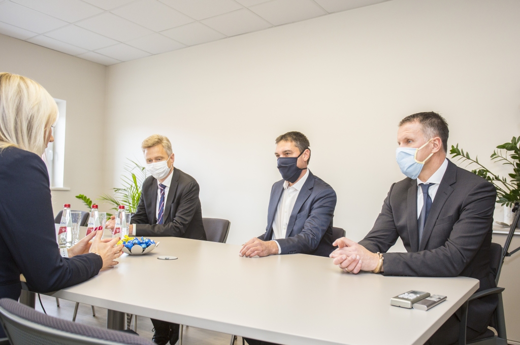 FOTO: Dānijas vēstnieks Latvijā Flemmings Stenders cenšas noskaidrot – kāpēc Liepājā ir tik daudz dāņu uzņēmēju