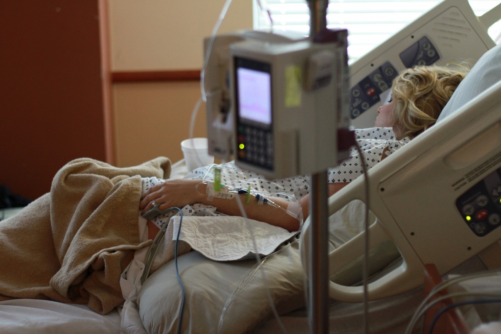 Pētījums: Hospitalizētiem Covid-19 pacientiem ir ievērojami lielāks nāves risks nekā gripas pacientiem