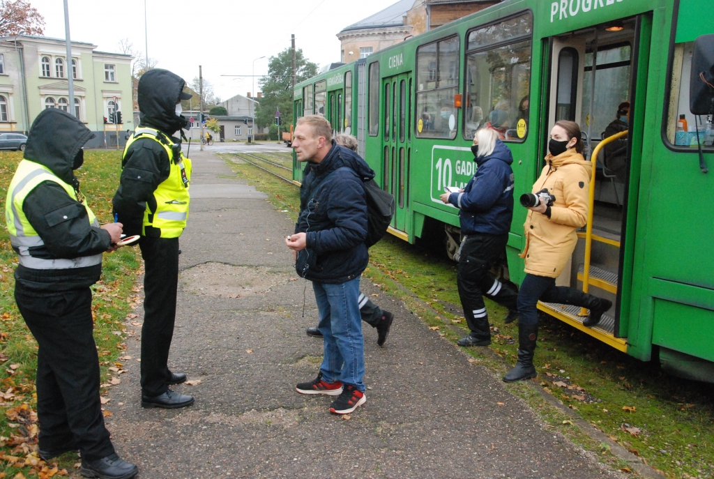 FOTO: Liepājā reidā pārbauda, vai tramvajā cilvēki lieto sejas maskas