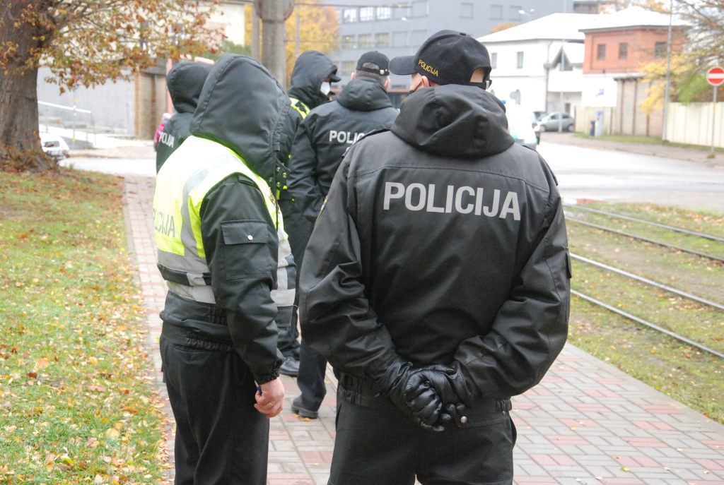 Policija atzīst, ka patlaban normatīvais regulējums neparedz saukt pie atbildības par aicinājumiem iedzīvotājiem nevalkāt maskas