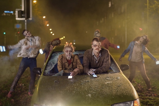 Kampaņā "Stūrē? Izkāp no telefona!" – paraksties pret zombijiem uz Latvijas ceļiem 