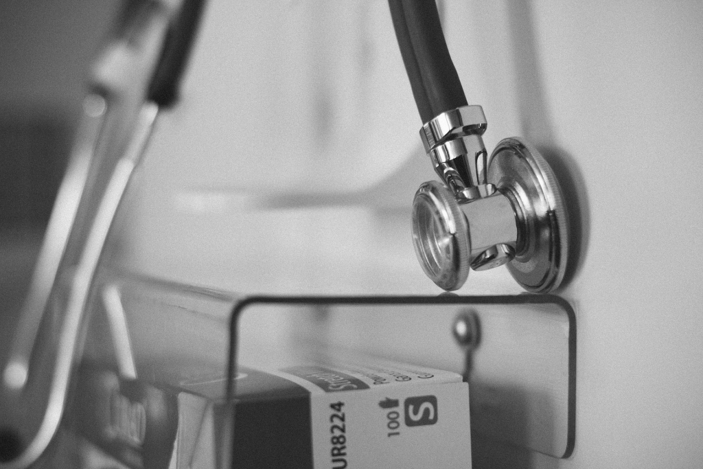 Samazina ģimenes ārstu saziņas apjomu ar Covid-19 pacientu kontaktpersonām