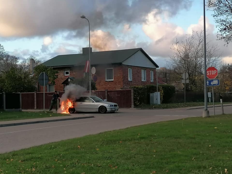 FOTO: Grobiņā deg vieglā automašīna