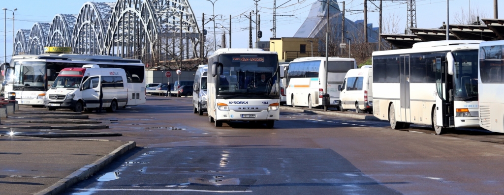 Ar Covid-19 slima pasažiera dēļ arī pārējos autobusā no Liepājas uz Rīgu 29.oktobrī braukušos aicina ievērot piesardzību