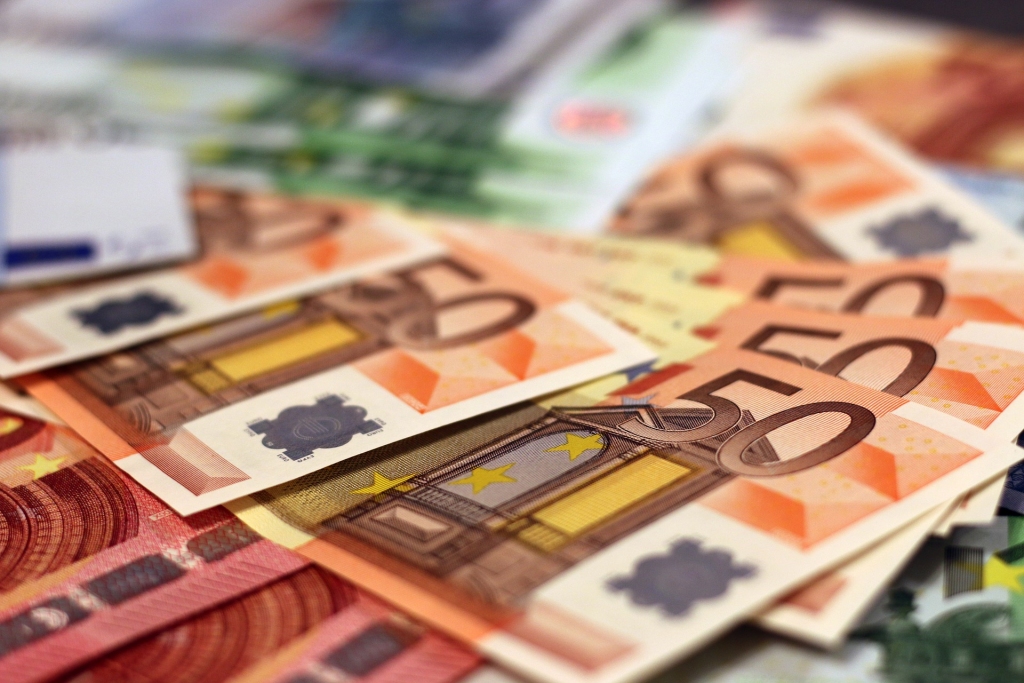 Dīkstāves pabalsta griesti varētu būt 1000 eiro, bet valsts daļēji segtu Covid-19 krīzē cietušo uzņēmumu darbinieku algas līdz 500 eiro