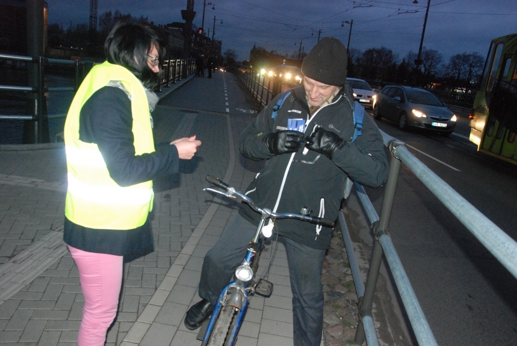 VIDEO: Liepājā izgaismos "tumšos" riteņbraucējus, redzamajiem tiks karstā dzēriena kupons