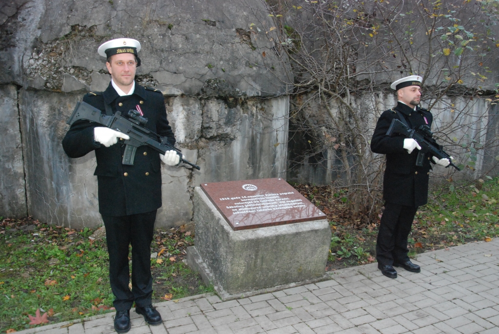 FOTO: Liepājā Lāčplēša dienā atjauno vēsturisko taisnību - nevis sēru vieta, bet uzvaras un varonības vieta