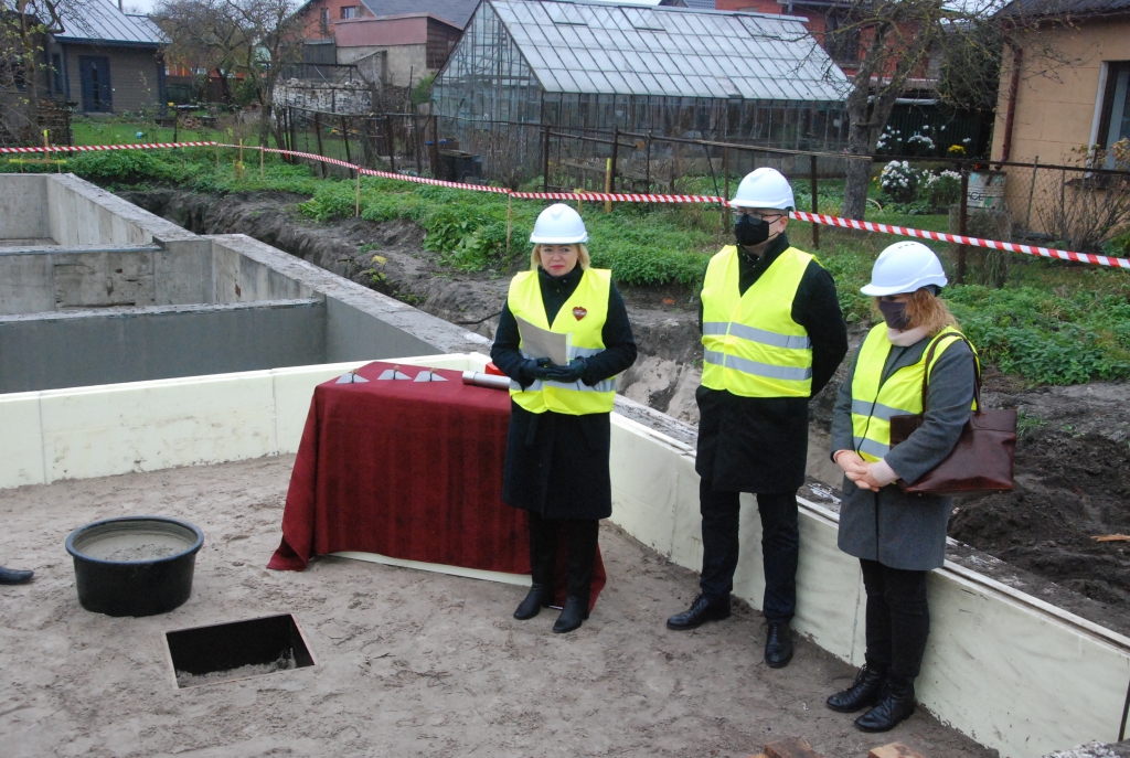 FOTO: Liepājā ieliek pamatakmeni bērnu mājai