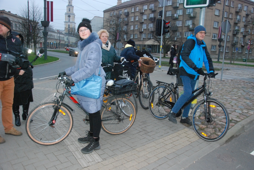 FOTO: Liepājā izgaismošanas akcijā apdāvina velobraucējus