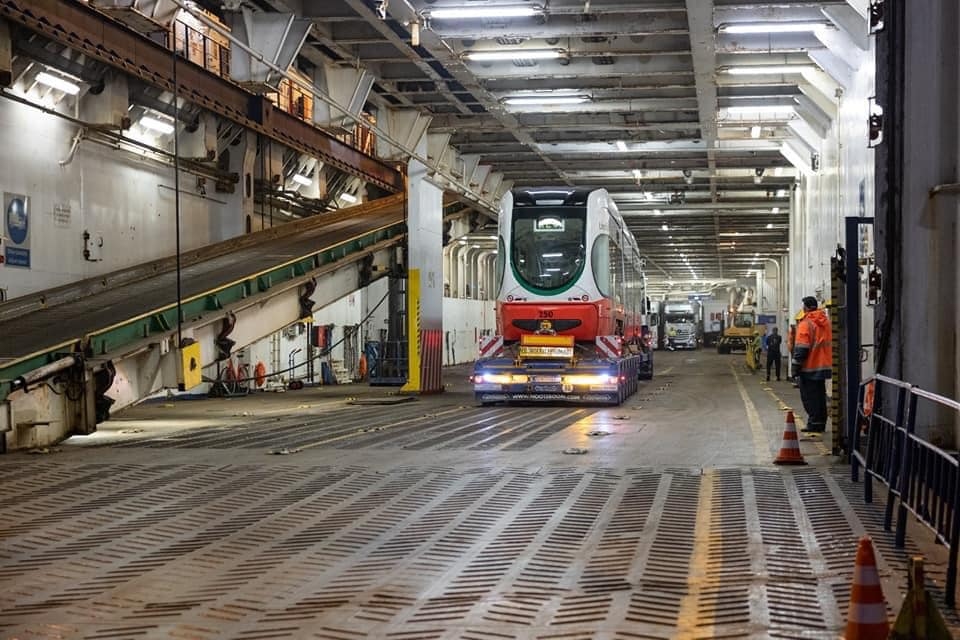 (papildināta) Uz Liepāju atved pirmo jauno zemās grīdas tramvaju