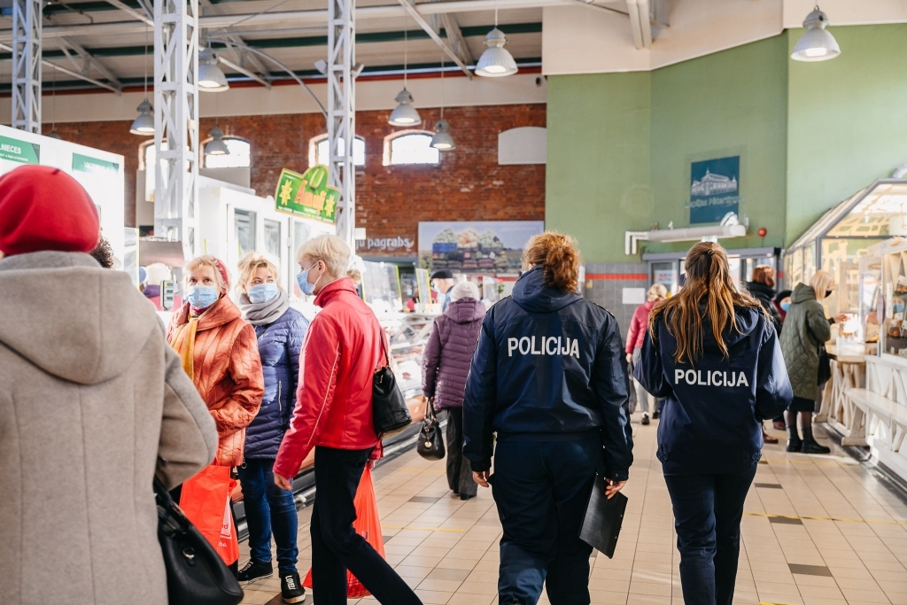 Liepājā policijas reidā par sejas masku lietošanu pārkāpumi konstatēti Pētertirgus teritorijā