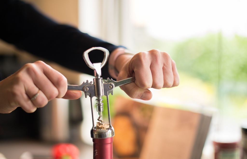 Aptauja: Sākoties otrajam Covid-19 vilnim, 10% iedzīvotāju ir sākuši biežāk lietot alkoholu