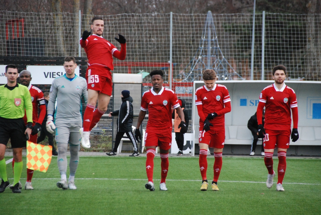 FOTO: "Liepāja" emocijām bagātā spēlē atņem punktu "Valmierai"