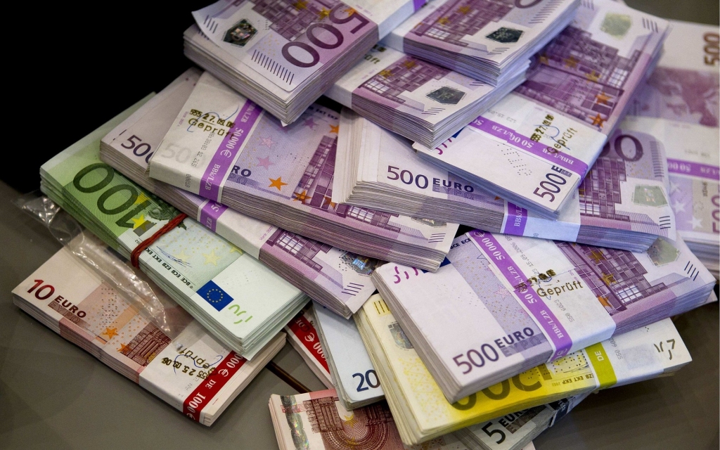 Valdība atbalsta minimālās algas celšanu līdz 500 eiro no nākamā gada